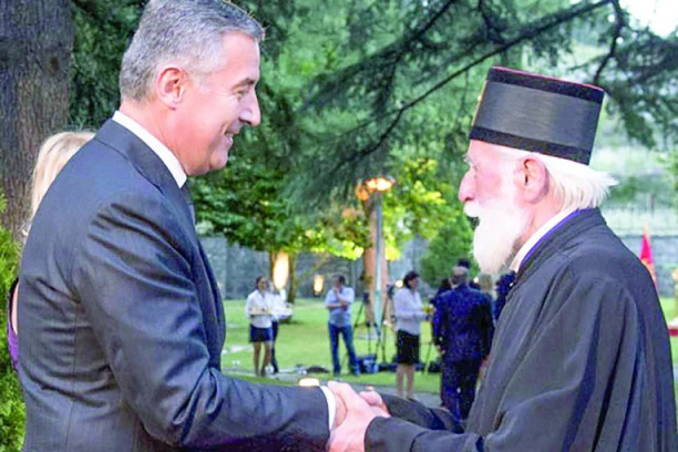 PREDSEDNIK CRNE GORE I RASPOP UDARILI NA POBUNJENE SRBE: Milo i Miraš u ofanzivi!