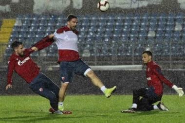 (FOTO/VIDEO) Pljusak nije omeo crveno-bele, žestoka priprema za Aris!