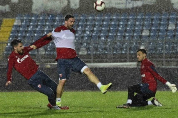 (FOTO/VIDEO) Pljusak nije omeo crveno-bele, žestoka priprema za Aris!