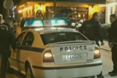 GRČKA POLICIJA IM NAPLATILA 700 EVRA KAZNU, UZELA TABLICE I SVA DOKUMENTA! Srpska porodica u ozbiljnom problemu! VAPE ZA POMOĆ!