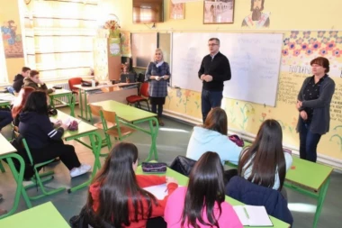 Matić sa učenicima na početku pripremne nastave za polaganje male mature