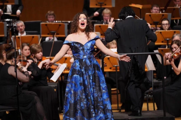 ISTORIJSKI USPEH NA VELIKOJ TURNEJI: Mlada srpska operska diva oduševila Kineze!