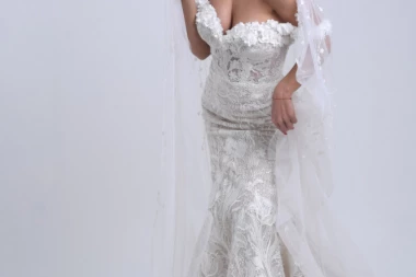 (FOTO) Helena Topalović na slatkim mukama! Koja venčanica joj bolje stoji?