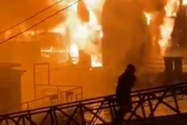 (VIDEO) Ekskluzivno: Pogledajte kako gore splavovi na Savi