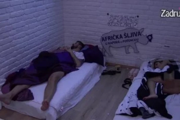 (VIDEO) Sevnula guza! Skliznuo jorgan, Šopićeva bez gaćica na tik do Janjuša, evo kako je on reagovao!