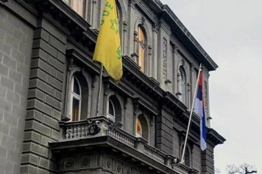 Davidova zvezda pored zastave Srbije pred Vučićev odlazak u Jerusalim