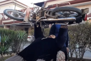 (VIDEO) Poznajete li neku koja bi ispunila njegove uslove? Hulk iz Pakistana ima 444 kg, pojede 36 jaja i 4 pileta na dan!