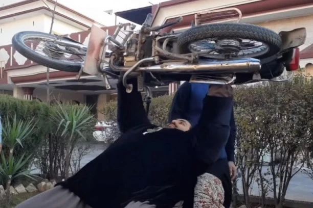 (VIDEO) Poznajete li neku koja bi ispunila njegove uslove? Hulk iz Pakistana ima 444 kg, pojede 36 jaja i 4 pileta na dan!