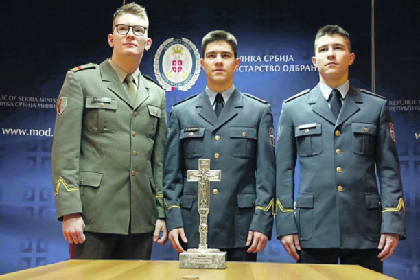 MINISTAR VULIN PRIMIO KADETE VOJNE AKADEMIJE: Tri brata blizanca biće srpski oficiri