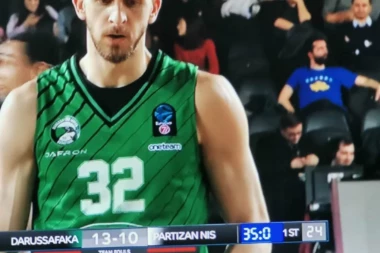 (FOTO) Bruka i sramota: Navijač Darušafake na tribini sa zastavom lažne države Kosovo!