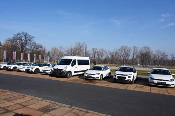 Uprava kriminalističke policije osavremenila vozni park: Donaciju EU predao ministar Stefanović