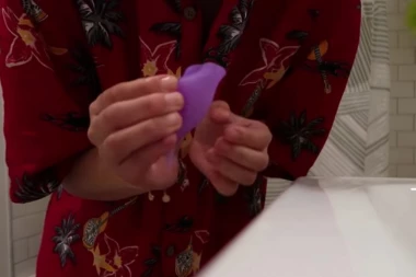 Ostavila čašicu za menstruaciju malo duže, pa ostala BEZ STOPALA!