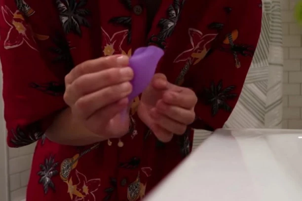 Ostavila čašicu za menstruaciju malo duže, pa ostala BEZ STOPALA!
