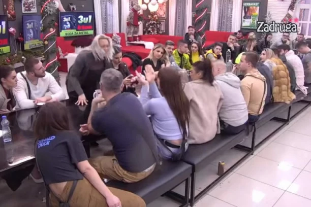 (VIDEO) Izneli je iz Bele kuće: Marija pljunula ćerku u lice usred emisije zbog Zole, Miljana odjednom dobila žestoki napad panike!