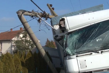 (VIDEO) STRAVIČAN SNIMAK: Kamion izbegao automobil i uleteo ljudima u dvorište, pola Obrenovca bez struje
