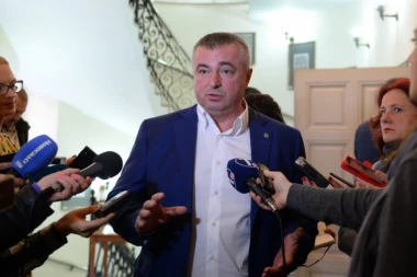 BAJATOVIĆ O ŠIRENJU GASNE MREŽE: Jeftinije i od TA peći noću, plus bi bio rešen i problem zagađenja