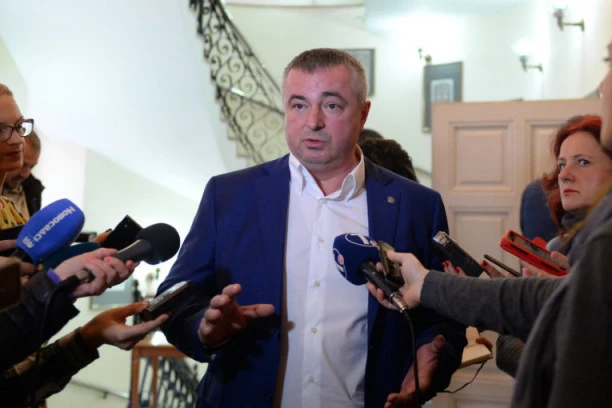 BAJATOVIĆ O ŠIRENJU GASNE MREŽE: Jeftinije i od TA peći noću, plus bi bio rešen i problem zagađenja