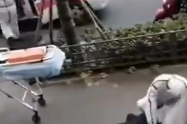 (VIDEO) Stravičan snimak iz Kine: Ljudi padaju na ulici zbog virusa