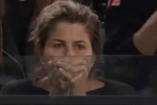 (VIDEO) Drama na terenu, drama na tribinama: Mirka jedva preživela Federerov meč!