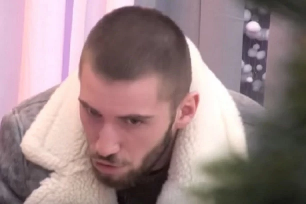 (VIDEO) "Zabole me za tu poruku": Mensur doživeo nervni slom zbog Mine Vrbaški, bacao stvari i urlao, JEZIVO!