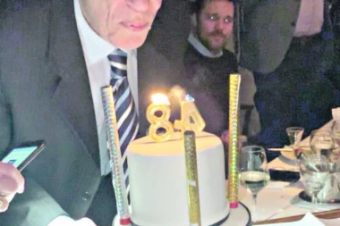Nevenčana supruga iznenadila pevača: Tozovac proslavio 84. rođendan!