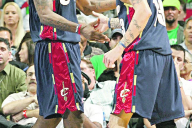 NOVI SKANDAL BIVŠEG SAIGRAČA LEBRONA DŽEJMSA! Nekadašnja NBA zvezda živi kao BESKUĆNIK! Onesvestio se dok je BEŽAO od POLICIJE!