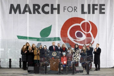 UČESTOVAO NA SKUPU PROTIV ABORTUSA: Tramp prvi predsednik SAD na "Maršu za život"