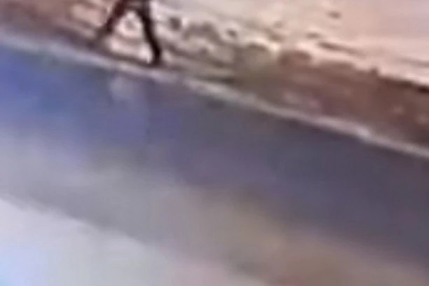 (UZNEMIRUJUĆI SNIMAK!) Pešak je hodao pored puta, a onda ga je pokosio auto