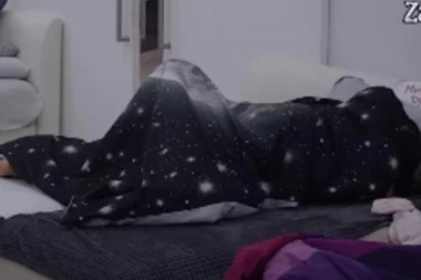 (VIDEO 18+) Zadrugari u stanju šoka! Mina zadovoljila Mensura pred svima: On se tresao i uzdisao na sav glas!