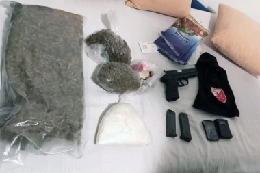 PAO NAORUŽANI DILER: Policija mu upala u stan i imala šta i da nađe!