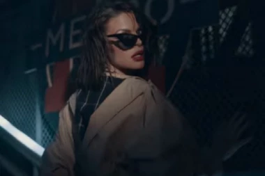 Propala pevaljko, odakle ti pare za Šanel torbicu? Devojku za koju se pričalo da je sa Slobom u vezi, žestoko isprozivali JAVNO!