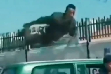 (VIDEO) Ovaj je jači od Čak Norisa! Spasio taoca u letu