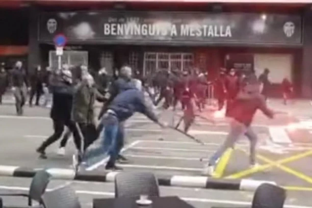 (VIDEO) Haos neviđenih razmera: Brutalna tuča navijača Valensije i Barselone!