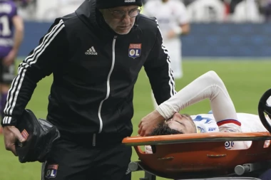 (VIDEO) Svi na stadionu su pretrnuli od straha: Fudbaler Liona se iz čista mira srušio na teren!