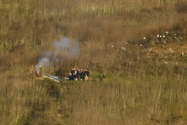 (FOTO) Poznata su i imena: Devet osoba izgubilo život u padu helikoptera u kojem je leteo i legendarni Kobi Brajant!