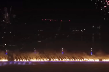 (VIDEO) "Delije" ponovo pružile podršku Srbima i SPC u Crnoj Gori: Fenomenalna bakljada na Brankovom mostu!