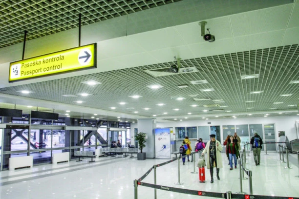 Srpski telegraf sa sanitarnim inspektorima na aerodromu: Poslednja odbrana od koronavirusa!