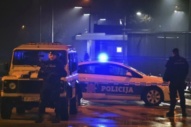 (VIDEO) Incident u Nikšiću: Auto uleteo u grupu koja je proslavljala izbornu pobedu