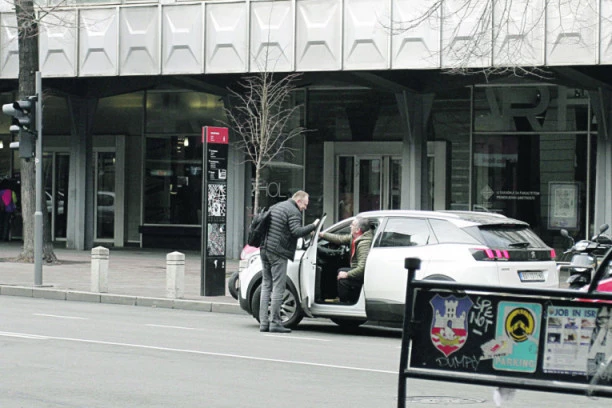 (FOTO) MERNA JEDINICA ZA BAHATOST - DRAGAN ĐILAS: Lider SZS umislio da je ceo Beograd njegov!