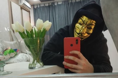 Niko ga nikada nije video bez zlatne maske: Otkriven identitet misterioznog gospodina sa MAC-a!