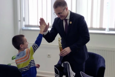 Stefanović u poseti porodici Jović čiji su članovi generacijama vatrogasci