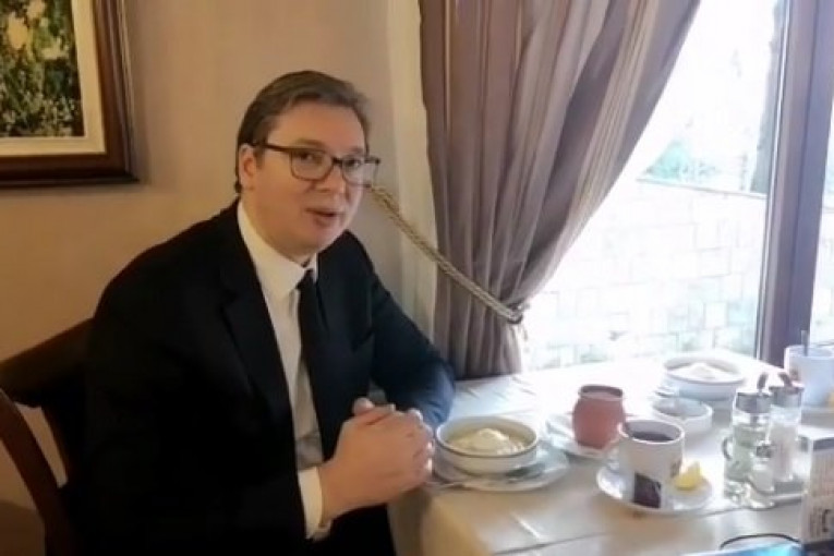 (VIDEO) Pravi čovek iz naroda: Vučić u restoranu poručio skromno tradicionalno jelo!