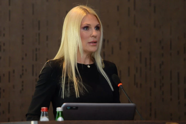 SAMO IMENOM VUK, A GLAVOM I BRADOM UPLAŠENO JAGNJE! Biljana Popović Ivković o jutrošnjem incidentu ispred Predsedništva!