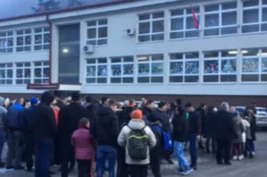 (VIDEO) Odbornik u Srebrenici poziva građane na klanje srpske dece zato što su se slikali u nošnji: Roditelji u panici!
