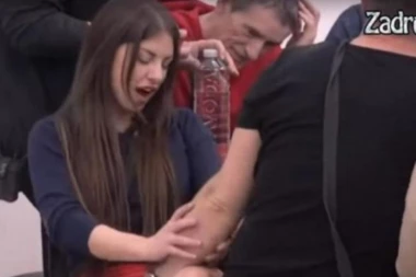 (VIDEO)  Edo zavukao celu ruku Dragani između nogu, ona uživala, a zaboravila da je dete gleda!