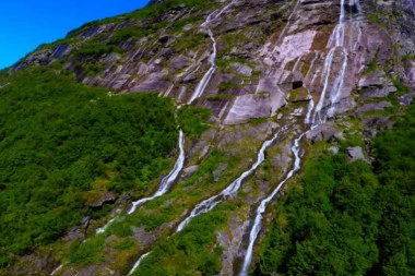 (VIDEO) Najviši vodopad u Evropi: Ovde sneg pada i u junu