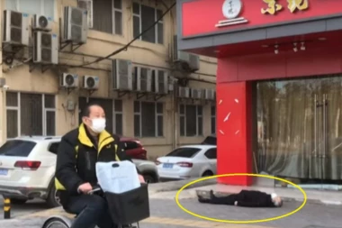 (VIDEO) Čovek leži mrtav na ulici u Kini, niko ne sme da mu priđe