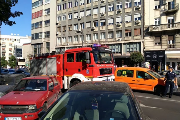 DRAMA U ŽITORAĐI: Vatrogasci na terenu spašavaju ženu u nevolji