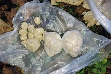 Na Mirijevu uhapšena četvorica mladića: Policija pronašla drogu koju su zakopali u zemlji na jednoj livadi!