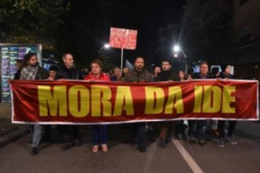 "MORA DA IDE": Gnevni narod skandira ispred crnogorskog tužilaštva sa samo jednim zahtevom